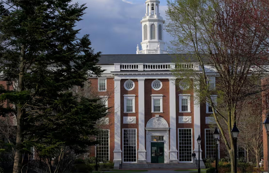 La Universidad de Harvard demanda a la administración de Trump por la prohibición de inscribir a estudiantes extranjeros La Universidad de Harvard demanda a la administración de Trump por la prohibición de inscribir a estudiantes extranjeros