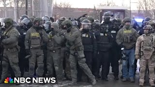 The Pentagon orders 1,500 soldiers to prepare for a possible deployment in Minnesota.