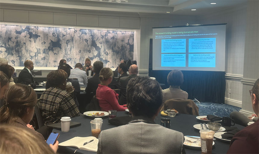 La educación en artes liberales centrada en habilidades humanas puede ayudar a las instituciones en declive, según el informe ‘Tendencias 2026 de Deloitte’